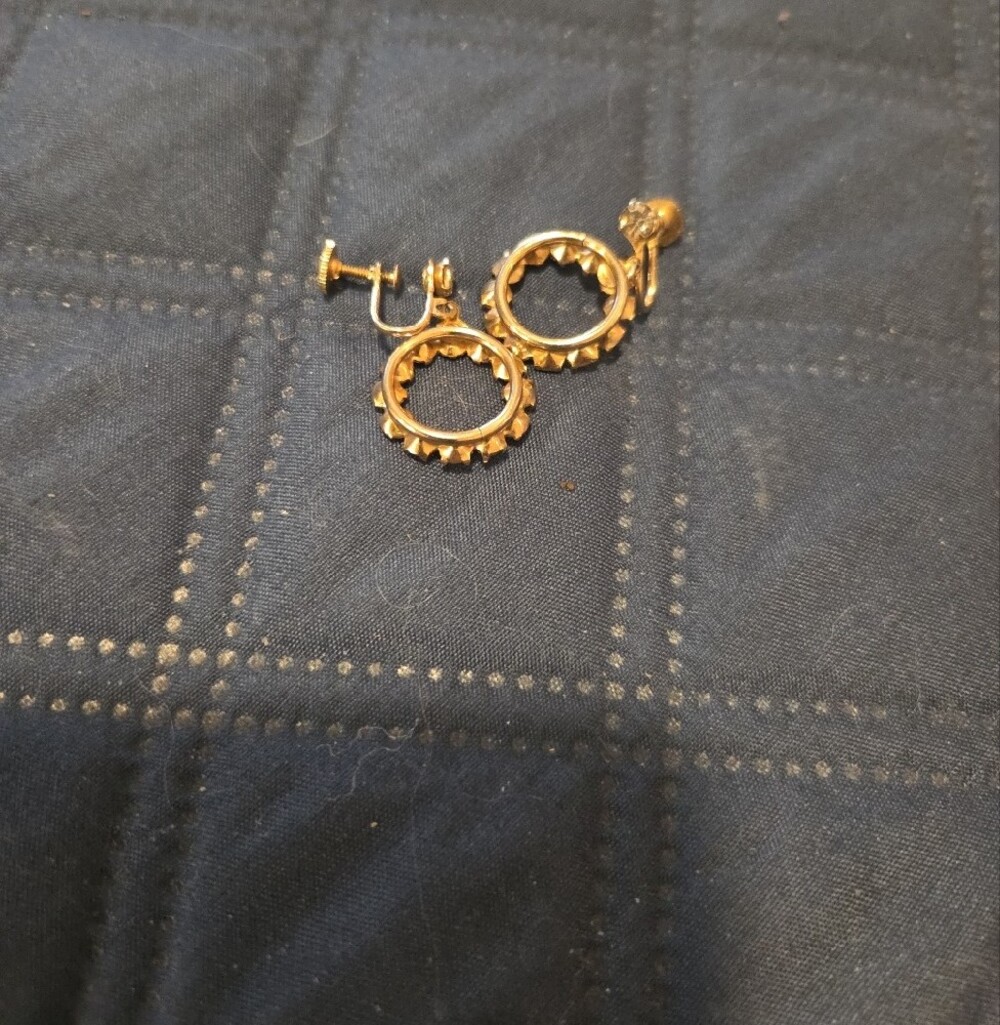 Vintage - Gold-Tone Blue and White Crystal Circle Clip-On Earrings. Twist Back. - Picture 2 of 3